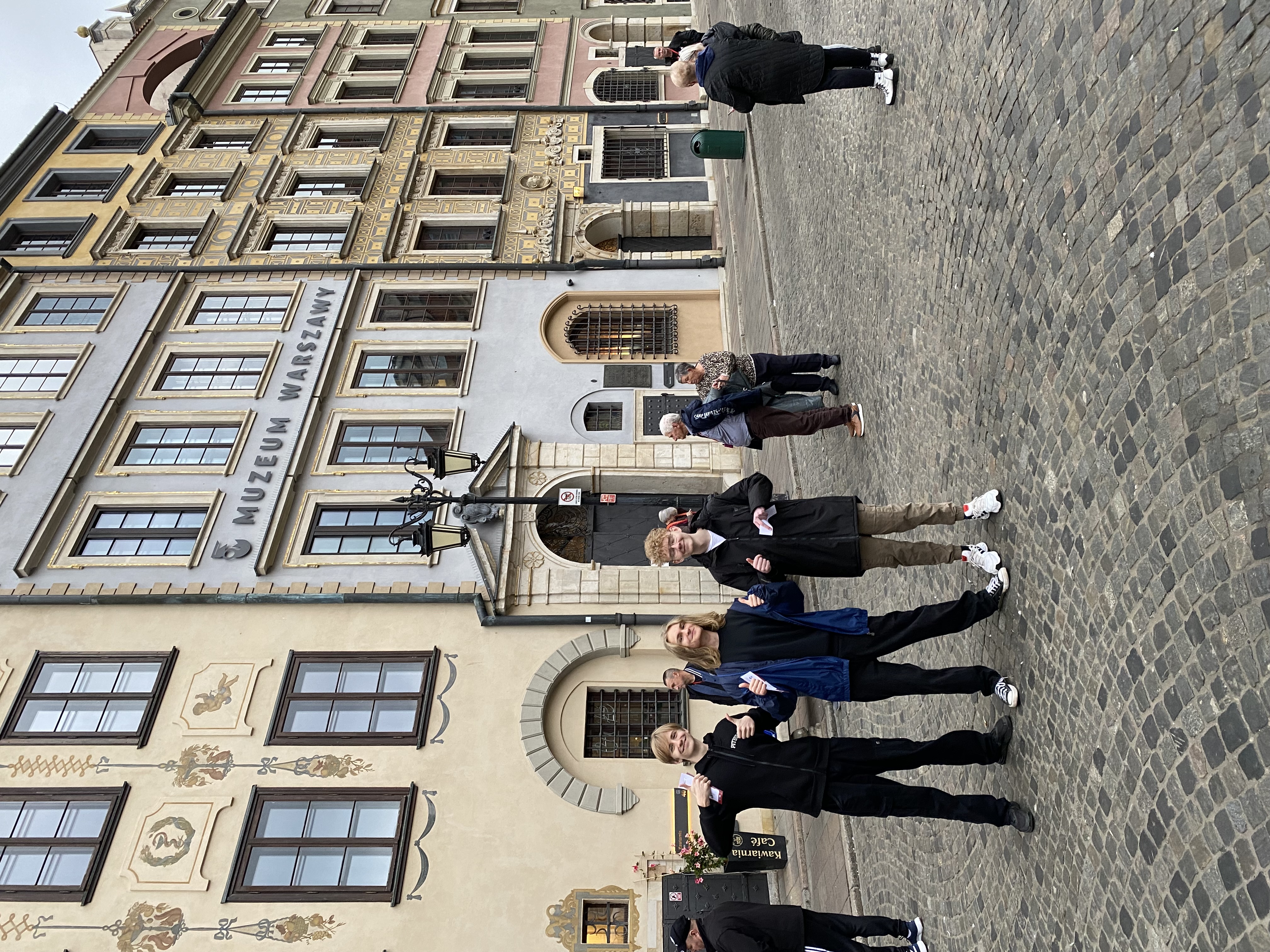 wychowankowie przed muzeum